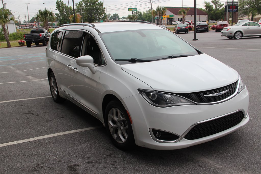 2018 Chrysler Pacifica Touring L photo 4