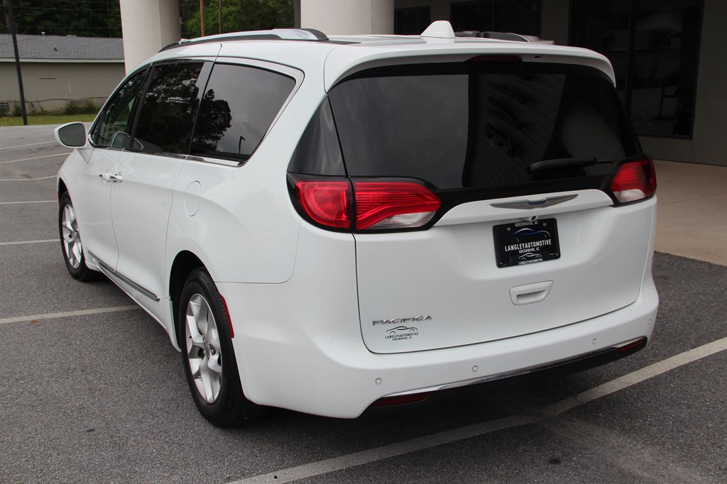 2018 Chrysler Pacifica Touring L photo 9