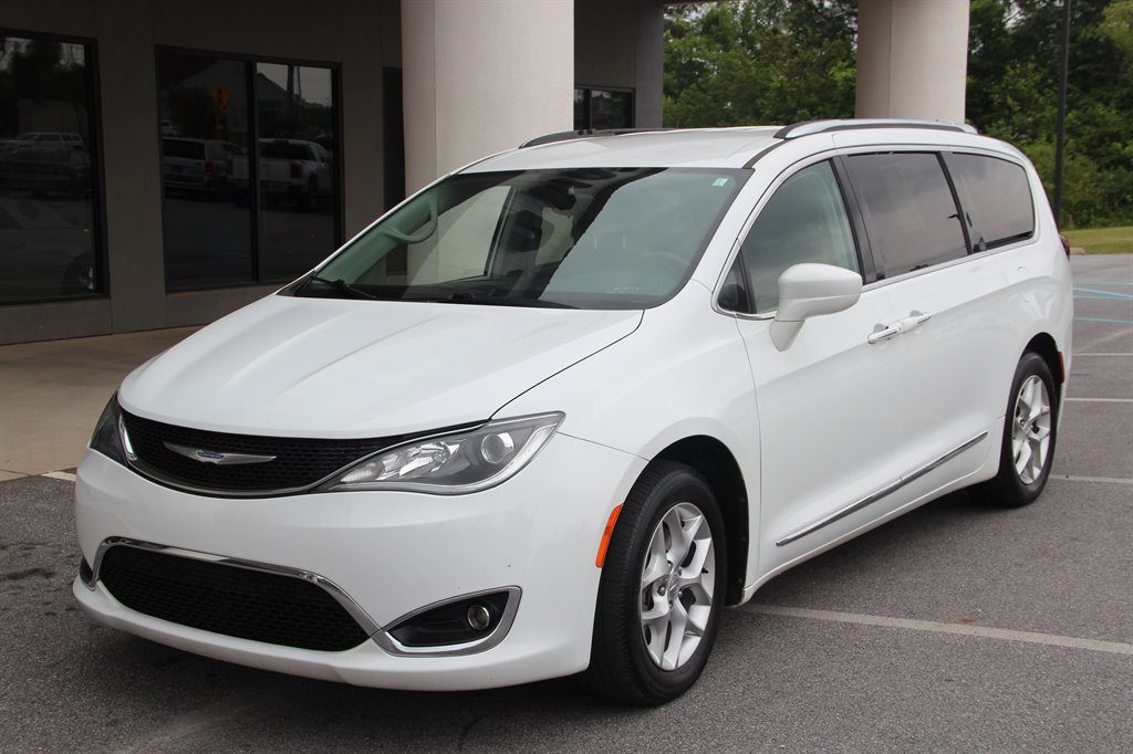 2018 Chrysler Pacifica Touring L photo 2