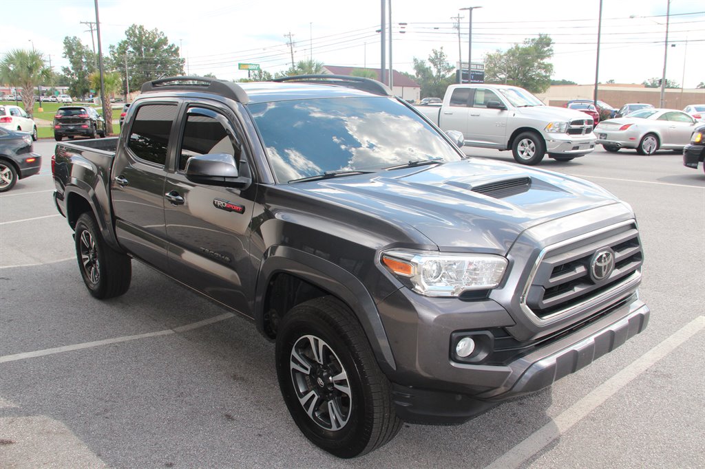 2017 Toyota Tacoma TRD Sport photo 2