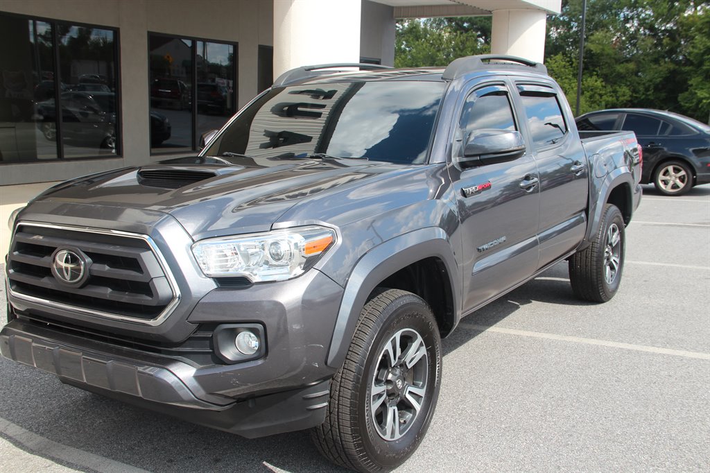 2017 Toyota Tacoma TRD Sport photo 4