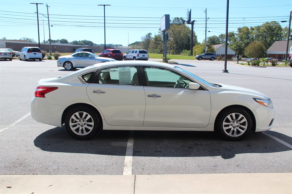 2017 Nissan Altima S photo 2