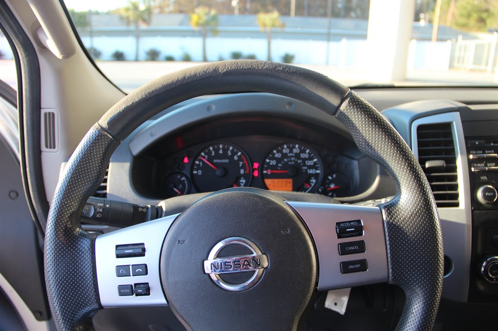 2014 Nissan Frontier SV photo 12