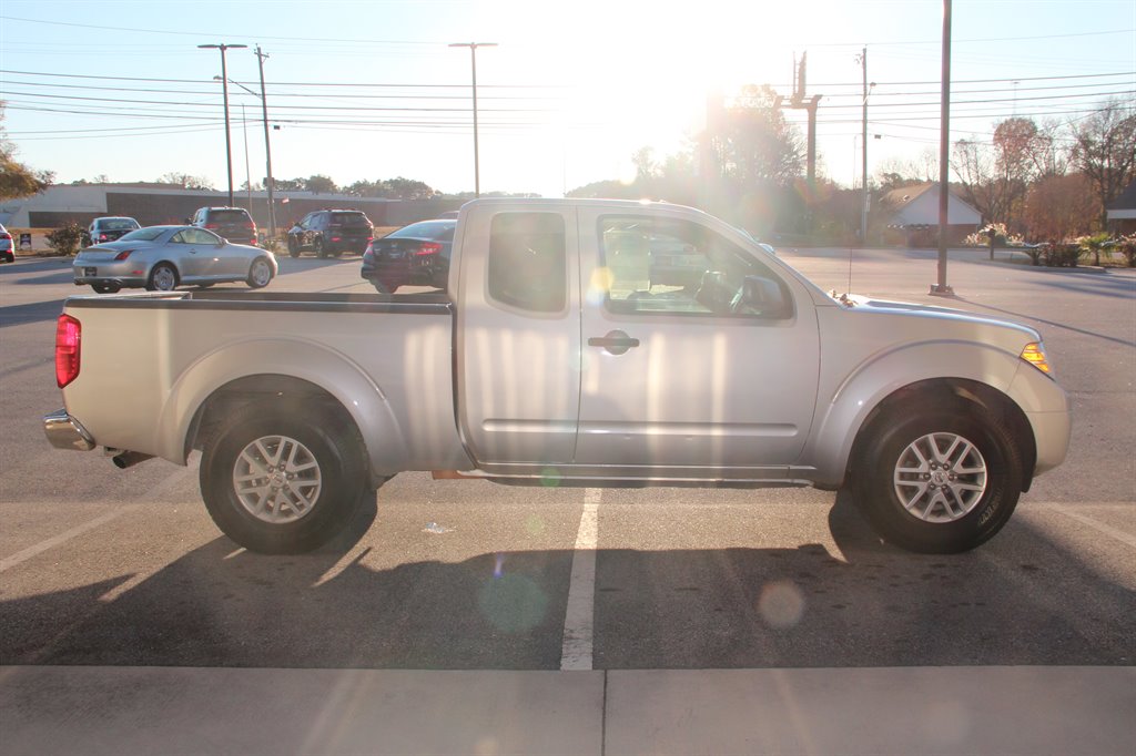 2014 Nissan Frontier SV photo 2