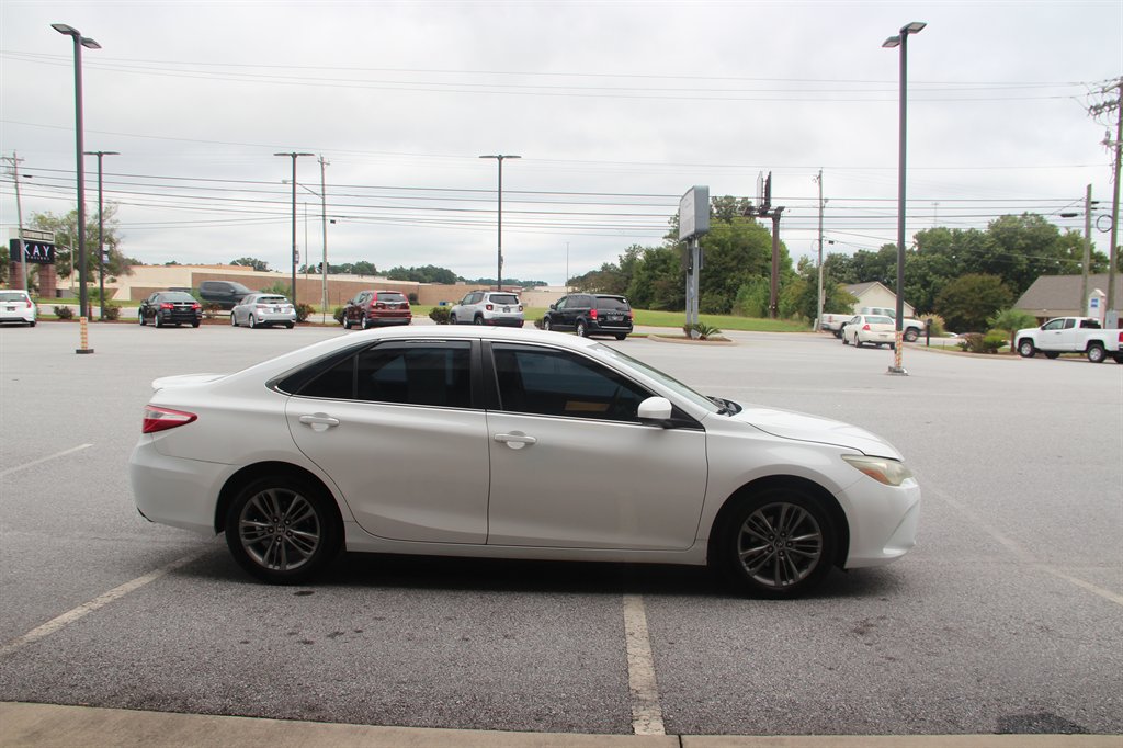 Toyota Camry photo 2