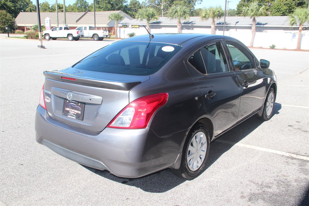 Nissan Versa photo 8