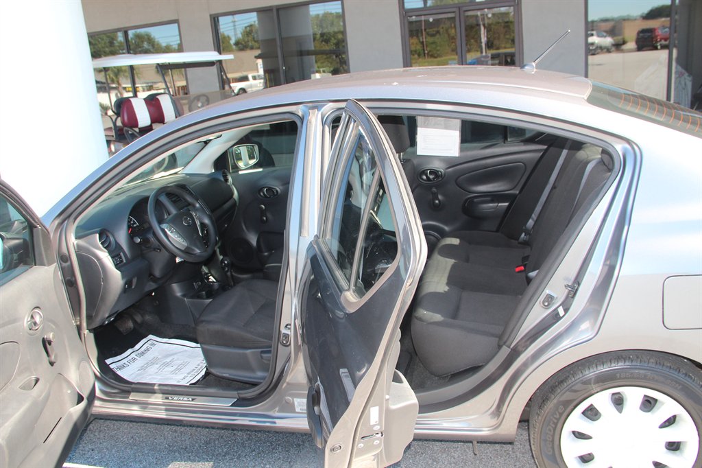 Nissan Versa photo 11