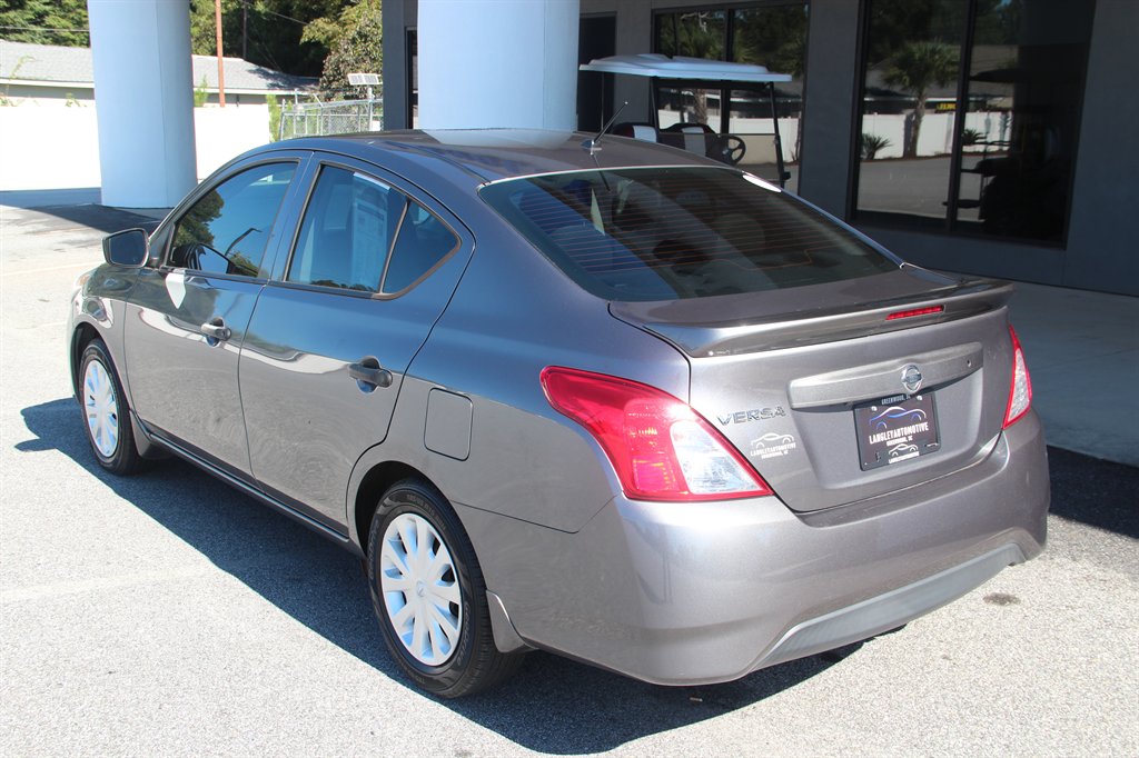 Nissan Versa photo 6