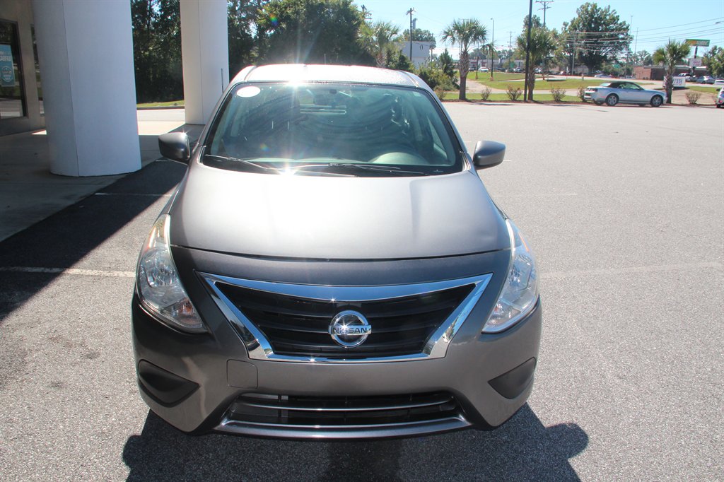 Nissan Versa photo 4