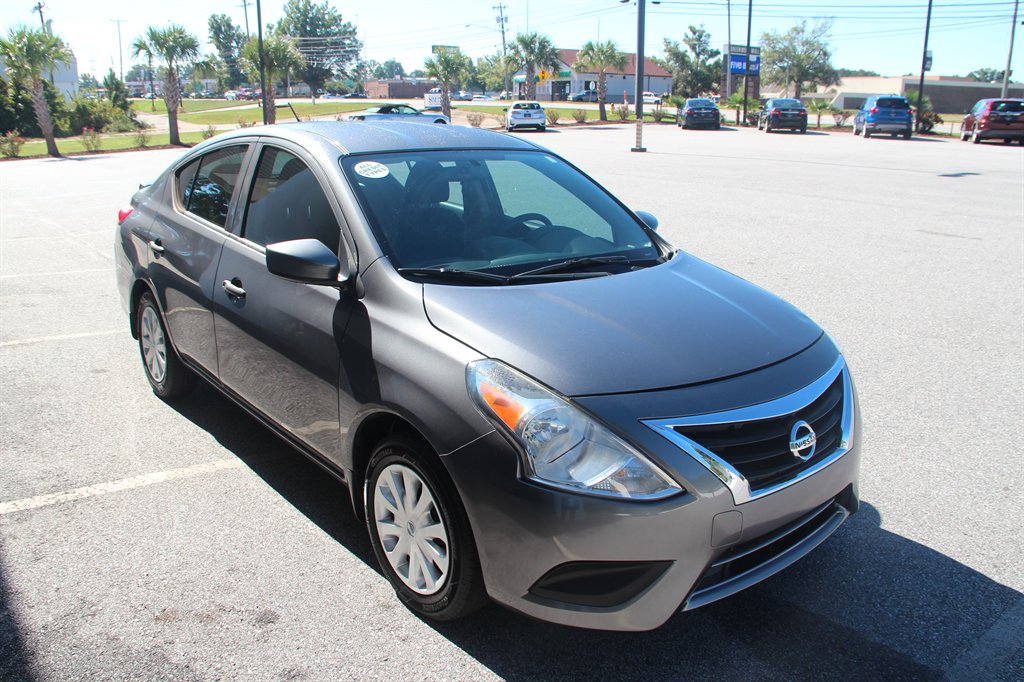 Nissan Versa photo 3