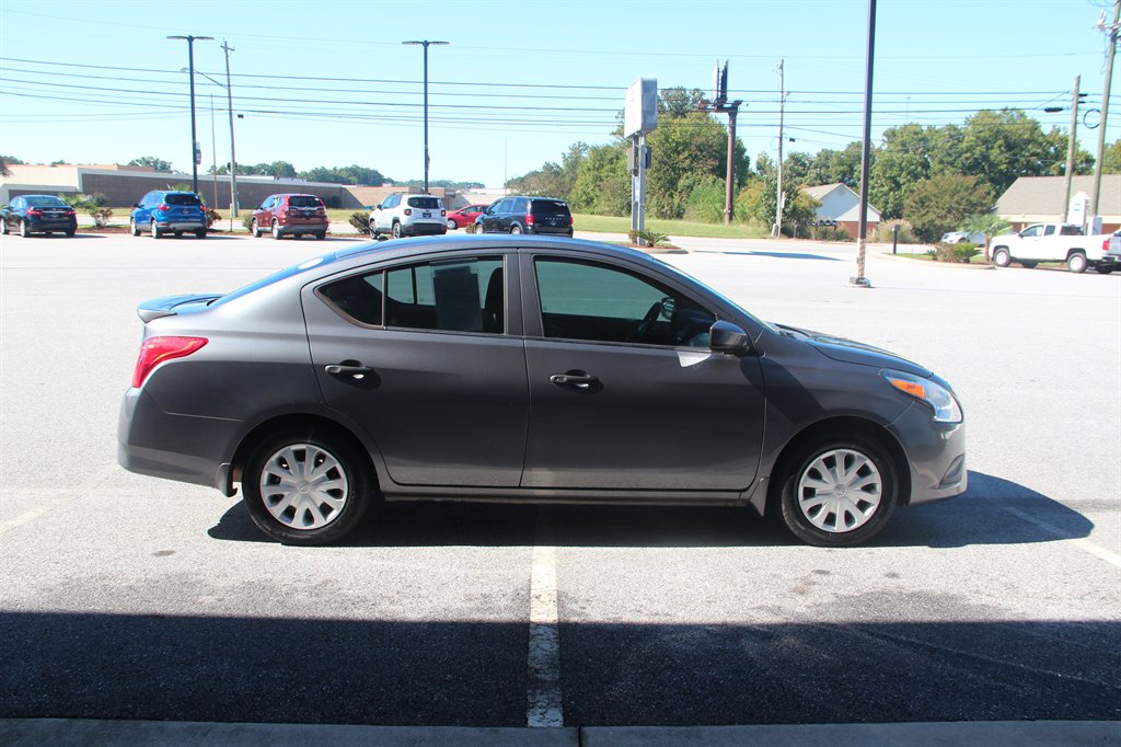Nissan Versa photo 2