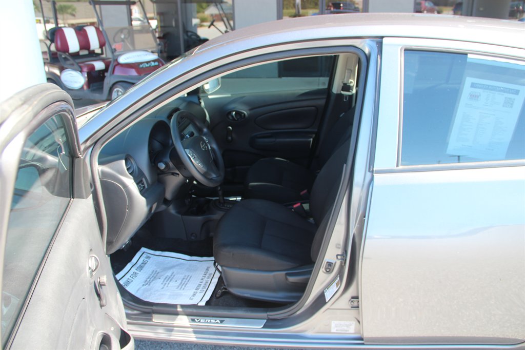 Nissan Versa photo 9