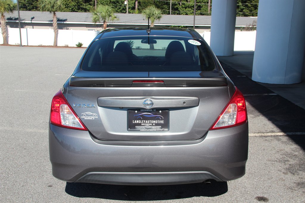 Nissan Versa photo 7