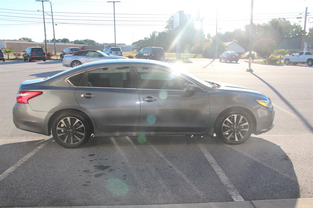 Nissan Altima photo 2